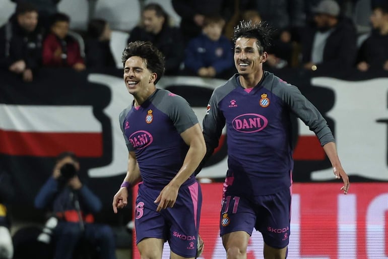 MADRID, 04/04/2025.- El delantero del Espanyol Pere Milla (d) celebra su gol durante el partido de la jornada 30 de LaLiga entre el Rayo Vallecano y el RCD Espanyol, este viernes en el estadio de Vallecas, en Madrid. EFE/Juanjo Martín