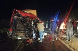 La víctima fatal del accidente de tránsito fue auxiliado por los pobladores y otros conductores luego de quedar atrapado en el interior del rodado que conducía.