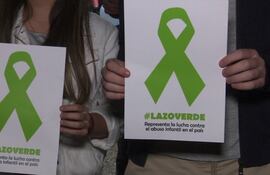 El lazo verde representa la lucha contra el abuso infantil.