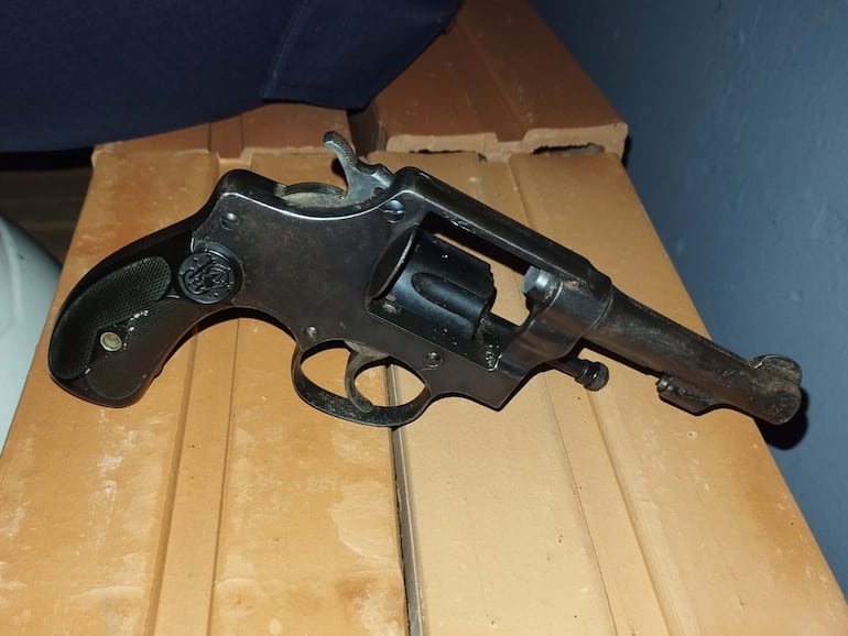 Una de las armas recuperadas luego del enfrentamiento en Ypané.