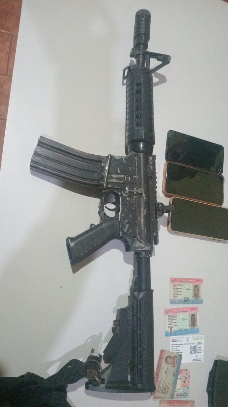 La réplica de fusil que fue encontrado en poder de los dos sospechosos.