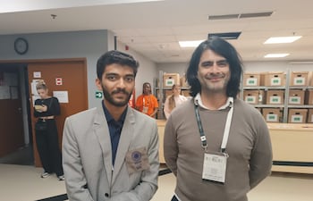 En la foto, junto al GM paraguayo José Cubas, el GM indio Dommaraju Gukesh, el campeón mas joven de la historia con solo 18 años.
