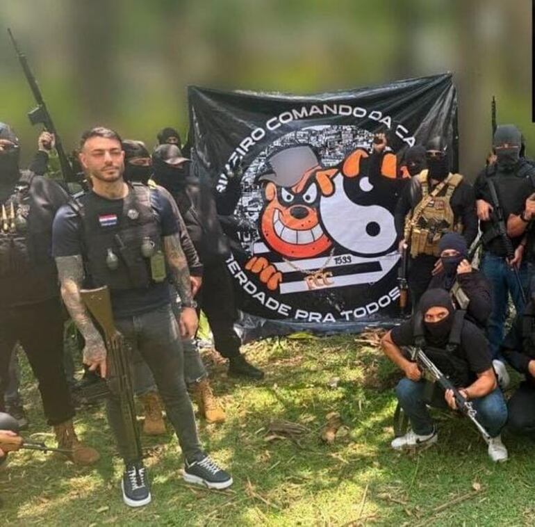 Sebastián Marset, porta un arma y un chaleco táctico, rodeado por presuntos miembros del PCC.