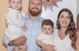 Isidro Pitta y Tathi Velázquez con sus hijos Francesco y Pietro.
