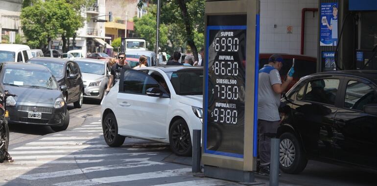 Largas filas para cargar combustible antes del aumento en Argentina.