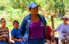 Alicia Amarilla, coordinadora nacional de la Organización de Mujeres Campesinas e Indígenas (Conamuri), realiza actividades políticas y organizativas, en Asunción. Ella es de la comunidad, Repatriación.