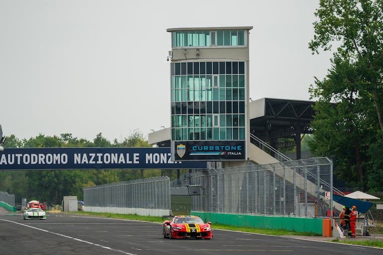 Una postal en el Autódromo Nacional de Monza, en Italia, con Óscar Bittar y el Ferrari 296 Challenge como protagonistas.