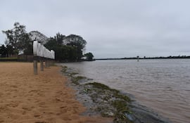 Río Paraná en zona de la playa de Ayolas.