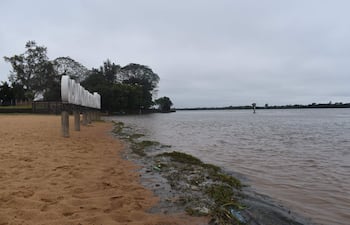 Río Paraná en zona de la playa de Ayolas.