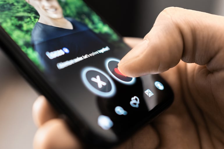 Concepto de apps de citas, likes, romance, smartphone.