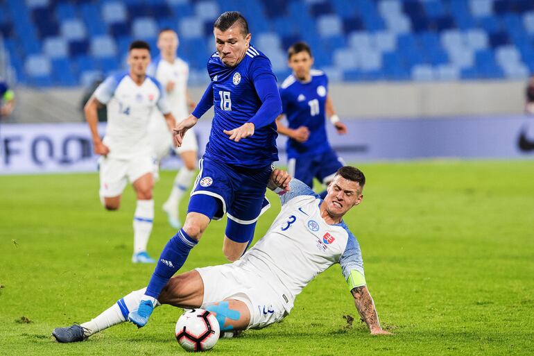 Braian Samudio ante la marca del capitán rival.