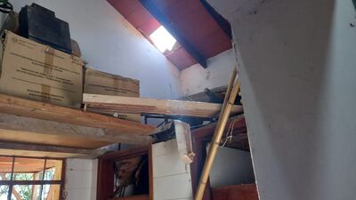 Docentes y alumnos del Colegio Nacional Abelardo Enciso de Ypané se encontraron con un boquete en el techo de la institución, por donde se presume que delincuentes ingresaron para robar una computadora.