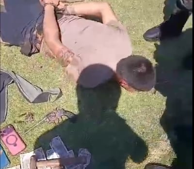 Uno de los detenidos con las evidencias localizadas por los Linces que formaron parte del procedimiento.