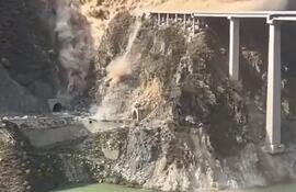 Colapsó el Puente Hongqi en Sichuan tras deslizamiento de tierra.