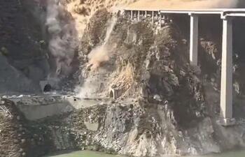 Colapsó el Puente Hongqi en Sichuan tras deslizamiento de tierra.