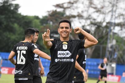 Valdeci Moreira, jugador de Tacuary, celebra su gol ante Resistencia.