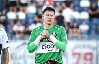 El portero uruguayo, Carlos Sebastián Lentinelly Villavicencio (28 años) tuvo su debut en el arco franjeado en el triunfo ante Sportivo 2 de Mayo por la decimotercera fecha del torneo Apertura 2026. (Foto: @elClubOlimpia)