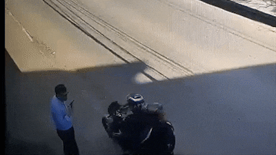 Motochorros roban celular a plena luz del día frente al Shopping del Sol