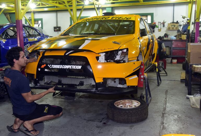 El Mitsubishi Lancer EVO X de los Torres en la parte fin de su preparación en el taller.