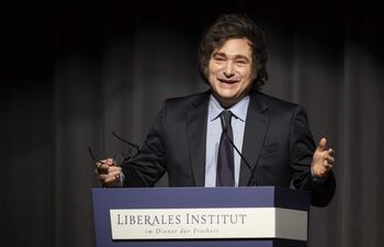 El presidente de Argentina, Javier Milei, habla tras recibir el Premio Roepke para la Sociedad Civil 2025 del Instituto Liberal durante una ceremonia de entrega de premios en el centro de congresos de Kloten, Suiza.