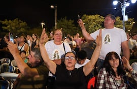 Un grupo de feligreses participando en una vigilia en honor a la Virgen de Caacupé, en la Basílica de Caacupé .
