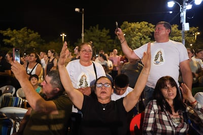 Un grupo de feligreses participando en una vigilia en honor a la Virgen de Caacupé, en la Basílica de Caacupé .