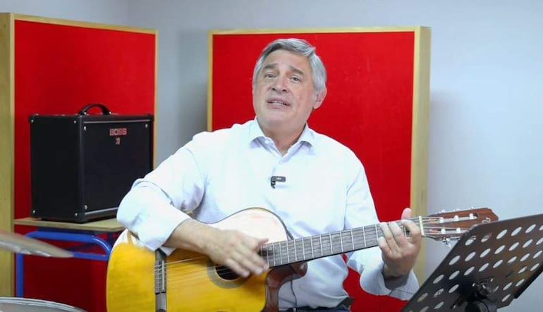 El ministro de Educación, Luis Ramírez, ejecuta una guitarra para los docentes en el Día del Maestro.