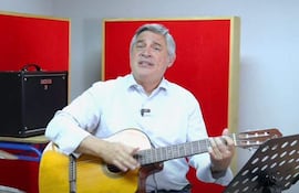 El ministro de Educación, Luis Ramírez, ejecuta una guitarra para los docentes en el Día del Maestro.