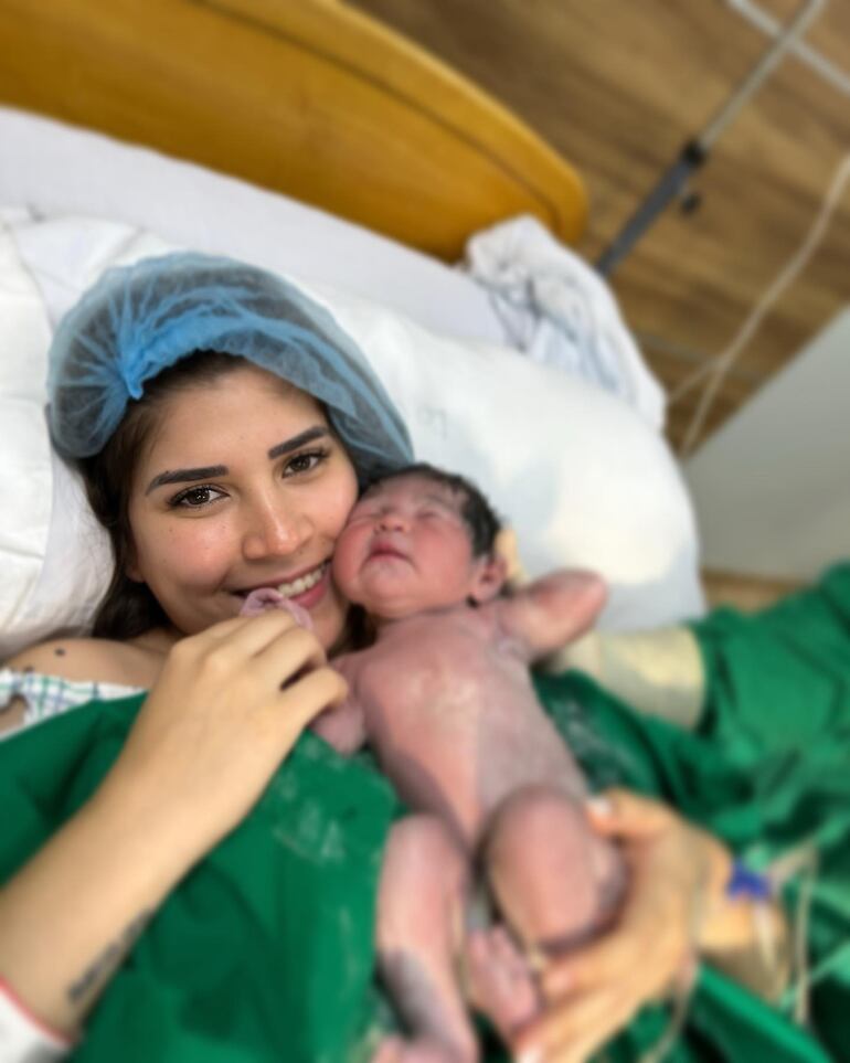 Mamá Belén Parini ya con Renatita en brazos. (Instagram/Belén Parini)