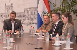 El entonces presidente en ejercicio, Pedro Alliana se reunió el pasado 28 de abril con líderes de bancada aliados (de izq. a der. dip. Hugo Meza, dip. Rocío Abed y sen. Natalicio Chase) y con el ministro de Mitic, Gustavo Villate, donde justamente pidió apurar este proyecto.