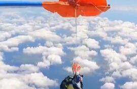 Australia: un paracaidista queda atrapado en la cola de un avión y se salva de milagro