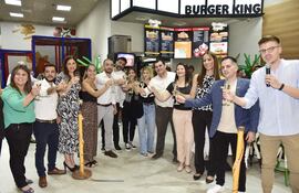 Burger King, inauguró su local número 41. Los fanáticos del rey de las hamburguesas 100% a la parrilla podrán descubrir el nuevo espacio ubicado en el Patio de Comidas, Piso 3, del Shopping Mariscal. Los directivos y gerentes brindaron por la nueva apertura BK.