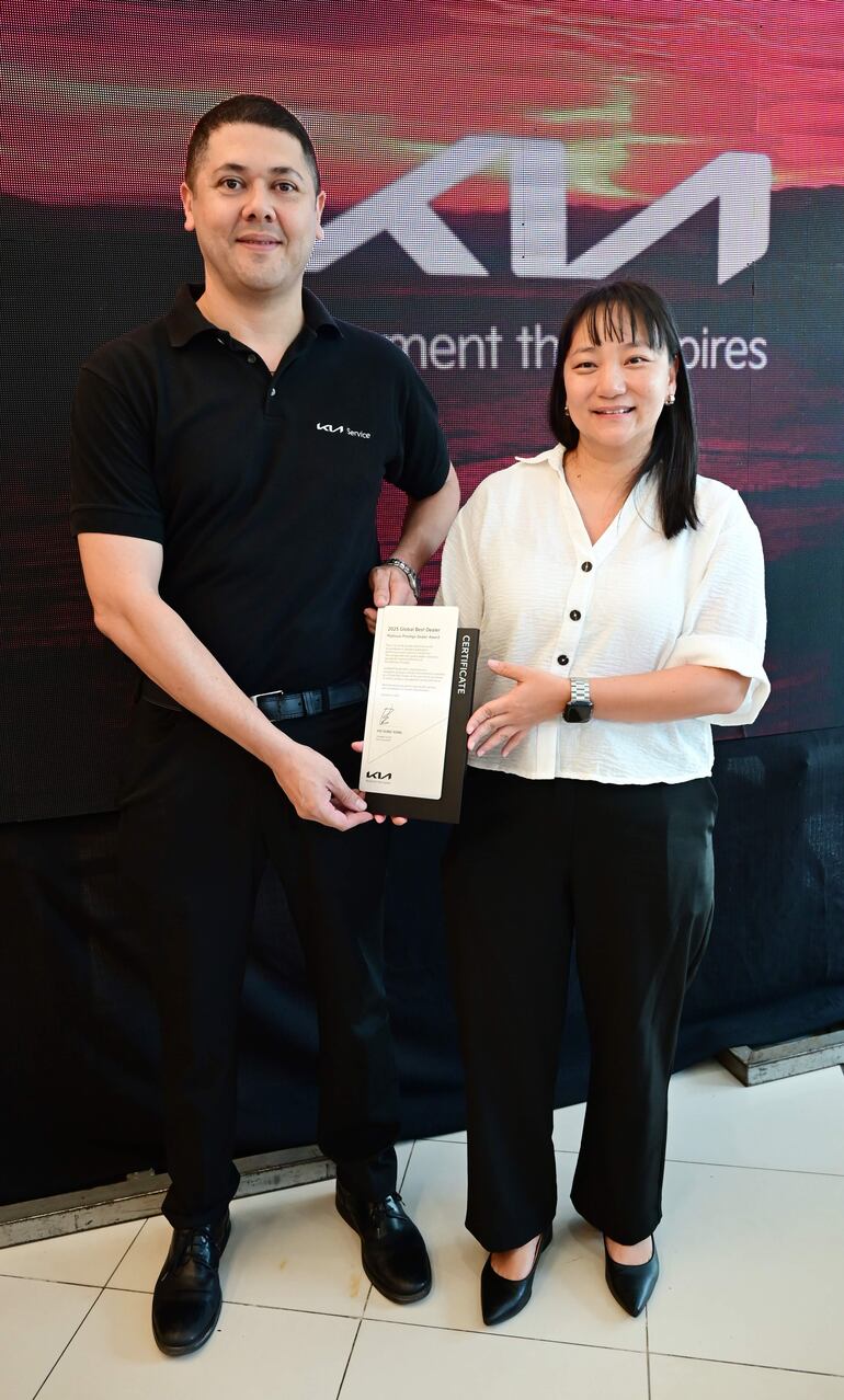 Fabián Aguilera y Diana Han, gerente de postventa de Kia. 