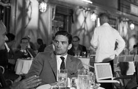 cafe-rosati-roma-anos-50-a-la-izquierda-de-la-foto-asoman-el-perfil-y-las-manos-de-alberto-moravia-al-que-pier-paolo-pasolini-esta-mirando-y-escuc-205025000000-1416013.jpg