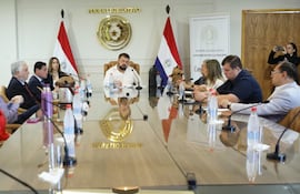 El senador Colym Soroka (c) presidió ayer la reunión de la Comisión Permanente con el canciller Rubén Ramírez Lezcano (i).