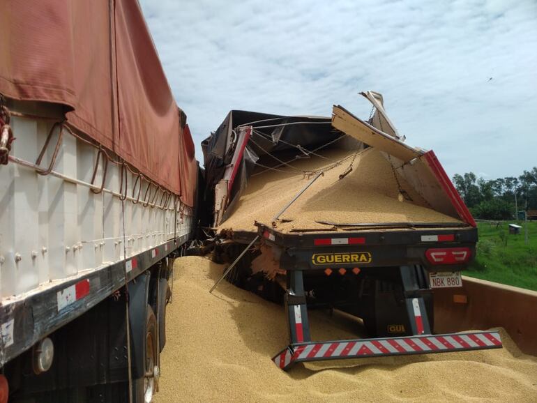 El fuerte impacto causó cuantiosos daños y heridas de consideración en uno de los conductores.