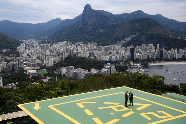 Hermosa postal donde se ve al príncipe William junto al alcalde de Río de Janeiro, Eduardo Paes, en el Pan de Azúcar y de fondo se observa al Cristo del Corcovado. (Daniel RAMALHO / AFP)