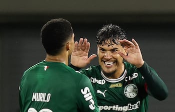 Gustavo Gómez festeja su gol con el compañero Murilo.