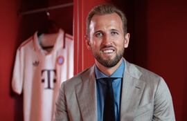 Harry Kane, orgulloso con la Bota de Oro.