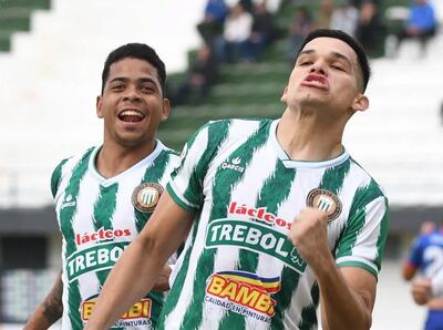 Fernando Gastón Garcete y Federico Mereles, futbolistas de Rubio Ñu, líder de la División Intermedia 2025.