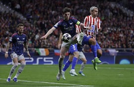 Partido candente en la ida. El delantero del Atlético de Madrid Antoine Griezmann (d) disputa un balón con el centrocampista del Arsenal Declan Rice (c) durante el encuentro correspondiente a la ida de las semifinales de la Liga de Campeones que Atlético de Madrid y Arsenal disputan este miércoles en el estadio Metropolitano, en Madrid. EFE/Juanjo Martín