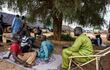 Un grupo de personas descansa en Burkina Faso en Niamey.