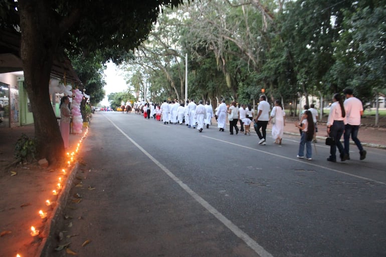 Cada vecino adornó el frente de su vivienda con claveles y globos.