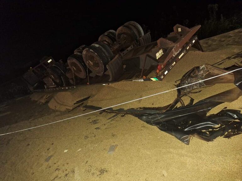 El sojero se quedó con las ruedas arribas después de atropellar a un camión que transportaba mandioca.