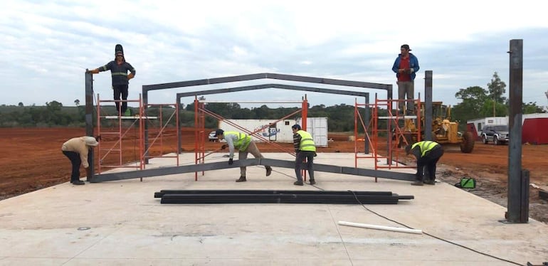Trabajadores de la construcción en una obra hospitalaria, cuya continuidad depende del pago a proveedores.