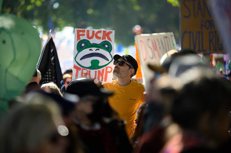 Carteles de la protesta "No Kings" en Portland, Oregon. 