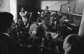 Lawrence Ferlinghetti recitando poemas en el club Jazz Cellar de San Francisco, 1957.