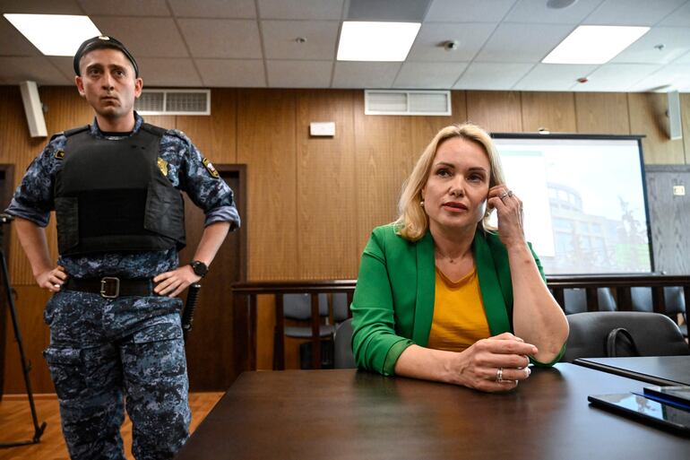 Marina Ovsyannikova, periodista que presumiblemente fue envenenada tras haberse posicionado contra la ofensiva rusa a Ucrania.