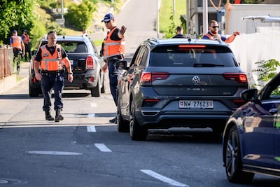 Policías en la entrada del resort suizo de Bürgenstock.