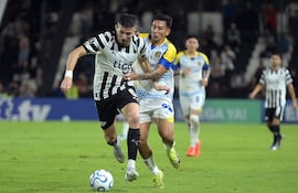 Álvaro Campuzano, futbolista de Libertad, disputa el balón en un partido frente a Rosario Central por la fecha 2 del Grupo H de la Copa Libertadores 2026 en el estadio La Huerta, en Asunción, Paraguay.